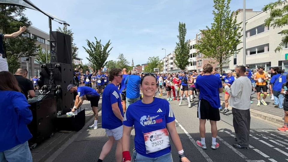 Ondanks haar dwarslaesie loopt Isa 800 meter tijdens de Wings for Life World Run in Breda.