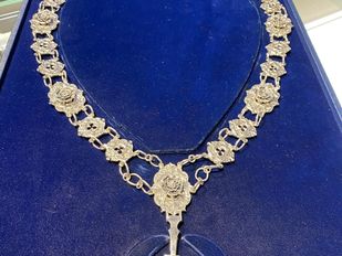 Foto van de ambtsketen van de gemeente Roosendaal