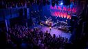 Zangeres Hannah Mae tijdens haar optreden voor het vijftienjarige jubileum van Gebouw-T.