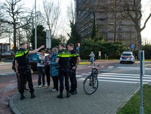 Automobilist rijdt door na aanrijden fietser op Burgemeester Stulemeijerlaan