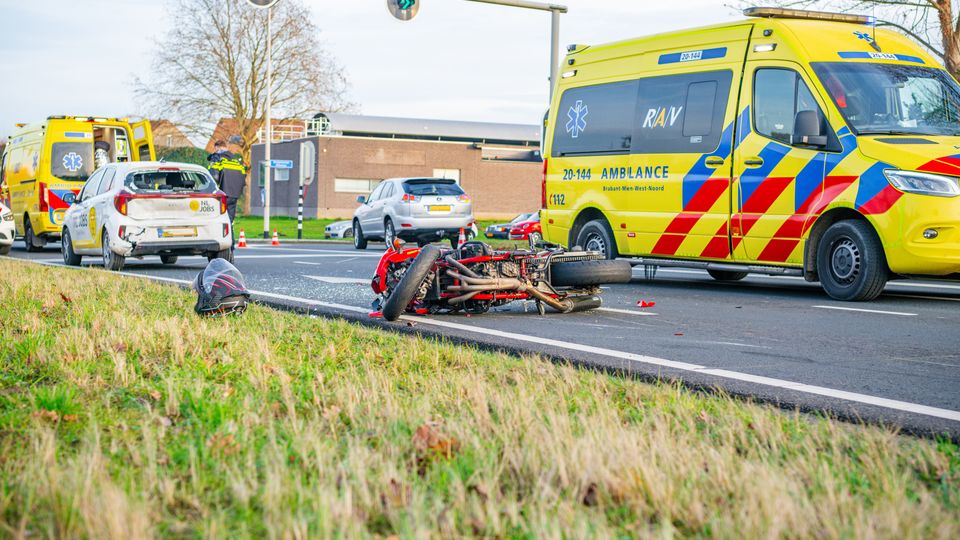 ongeluk botsing 112 politie ambulance bergen op zoom randweg motor