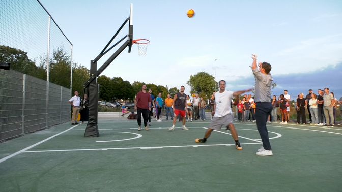 Wethouder Pepijn van Aken speelde een potje basketbal mee.