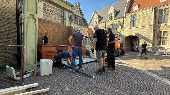 De opbouw van het decor van Huiveren in het Hof is in volle gang.