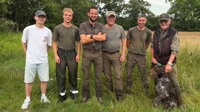 Samen met zijn team heeft boswachter Erik de Jonge ervoor gezorgd dat het hoge gras diervrij is, voordat de boer gaat maaien.