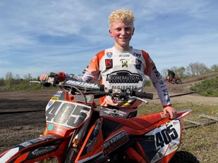Mike Pijnen (12) motorcrosst op hoog niveau.