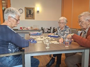 In de strijd tegen eenzaamheid biedt de Huiskamer een oplossing: &#8216;Je zit hier met lotgenoten&#8217;