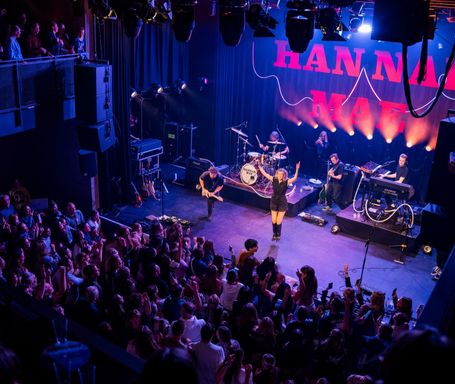 Zangeres Hannah Mae tijdens haar optreden voor het vijftienjarige jubileum van Gebouw-T.