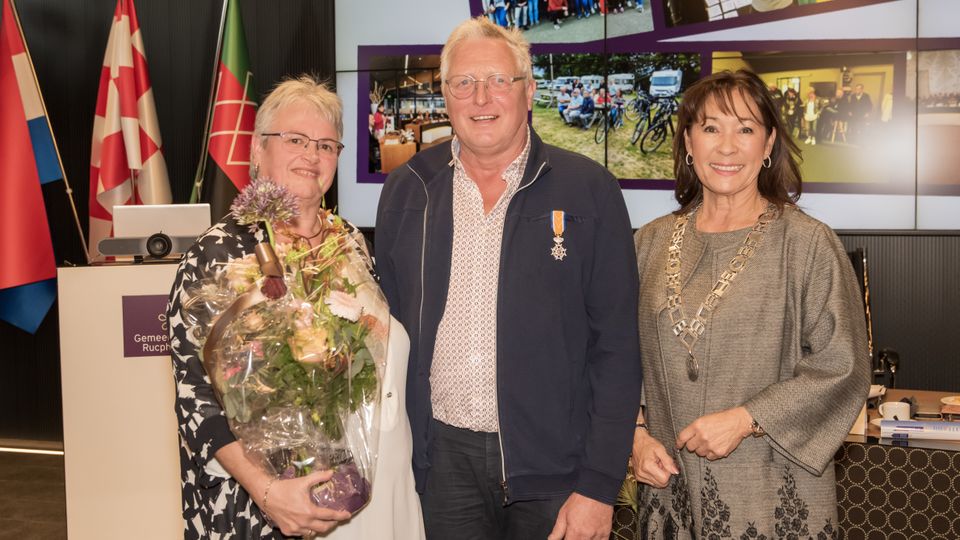 Koninklijke onder&shy;scheiding voor vertrekkend raadslid Johan Nouws
