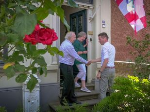 Het huis van Kees Daleboudt en Anne-Marie Visser aan de Dorpstraat in Ossendrecht kreeg dit jaar als eerste woning een gemeente monumentenstatus. Wethouder Van Agtmaal feliciteert de bewoners.