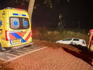 auto in sloot bij Putte