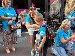 Leerlingen krijgen een cadeautje van hun leerkrachten na het behalen van de Avondvierdaagse.