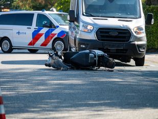 Bestuurder bromfiets zwaargewond na botsing met bestelauto