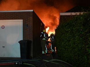 Grote woningbrand in Etten-Leur, bewoner van zolder gehaald