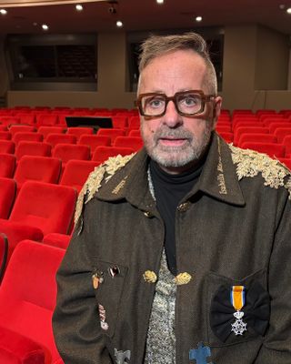 Jac van den Elshout-Westplate verrast met koninklijke onderscheiding na jubileumshow