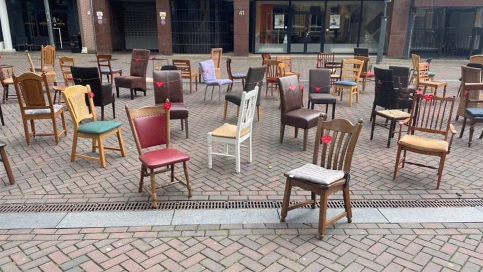 120 lege stoelen op de Markt in Roosendaal, als symbool voor de verkeersdoden in 2023