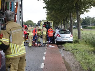 Auto botst tegen boom Nispen