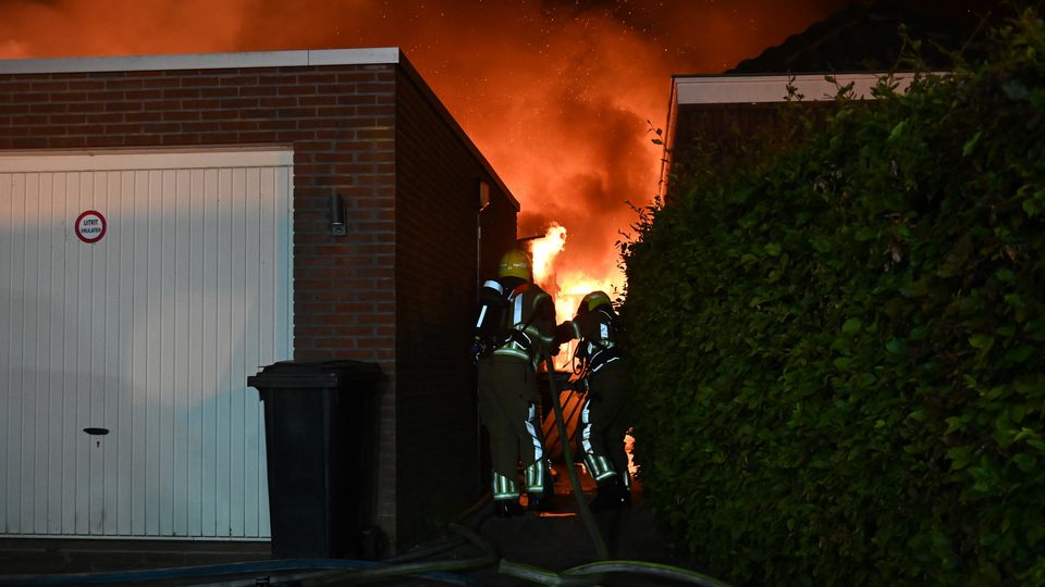 Grote woningbrand in Etten-Leur, bewoner van zolder gehaald