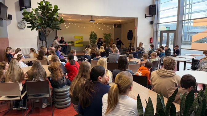 Er wordt aandachtig geluisterd tijdens de voorleeswedstrijd aan het Mencia Sandrode in Zundert