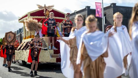 Stralende gezichten en kleurrijke wagens tijdens Kindercorso Zundert