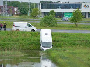 Automobilist in sloot oprit A4 Halsteren