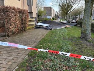 Wind sleurt dak en zonnepanelen van huizen in Roosendaal: &#8216;Het leek wel een film&#8217;