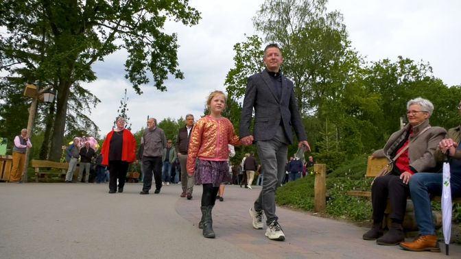 Vader en dochter wandelen door de Tovertuin
