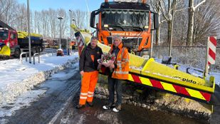 Jaap en Kees naast de sneeuwschuiver waar ze viraal mee zijn gegaan (Foto: ZuidWest Update)