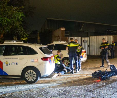 Moment nadat de verdachten tegen de politieauto aanbotsen (Foto: 112Markiezaten)