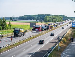112 nieuws moerdijk ongeluk file brandweer traumahelikopter snelweg ambulance politie
