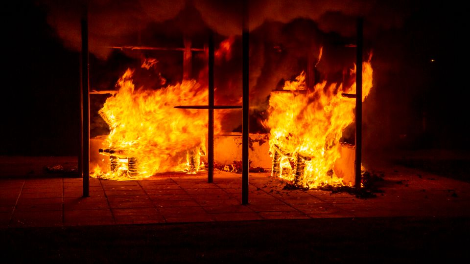 Tegen een donkere nachtlucht vernielen rood-oranje vlammen het klimrek op de Jongerenontmoetingsplek in Roosendaal