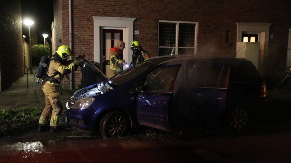 Vermoedelijke brand&shy;stichting bij felle autobrand in Roosendaal