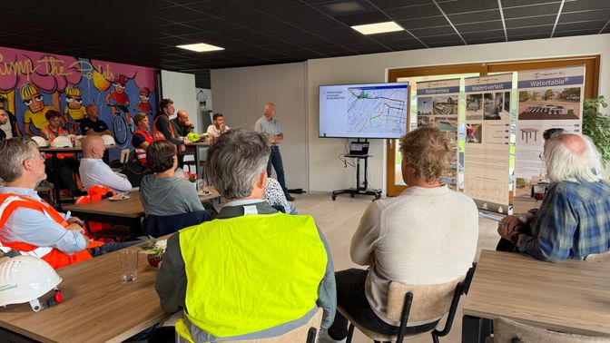 Aanwezigen werden donderdagmiddag bijgepraat in de kantine van de WielerExpierience in Roosendaal