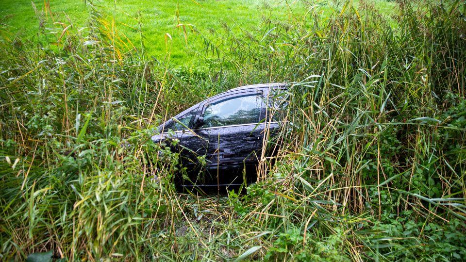 auto belandt in sloot nieuw-vossemeer