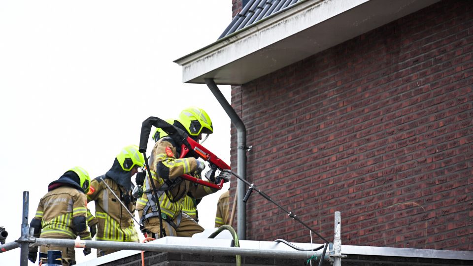Brand in dak van huis aan Zandakker in Zundert door werkzaamheden