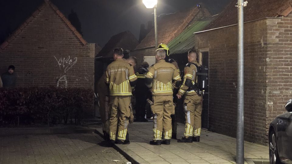 Brand in bijgebouw in Bergen op Zoom, politie vindt vuurwerkresten