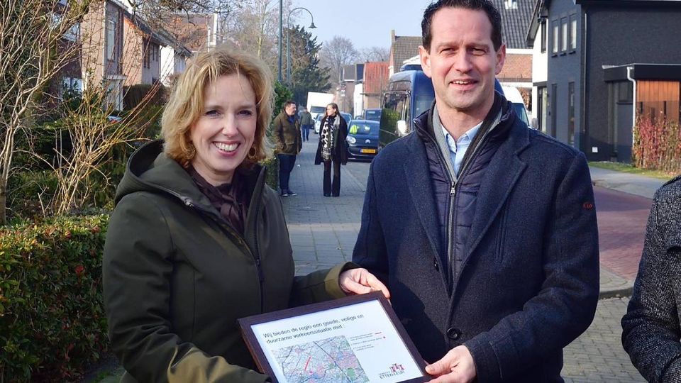 Gedeputeerde Suzanne Otters-Bruijnen en Jean-Pierre Schouw (wethouder Etten-Leur)