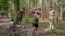 Jongeren werken aan weerbaarheid op oefenterrein commandotroepen