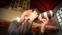 Gonnie Bax geeft nabestaanden een tastbare herinnering