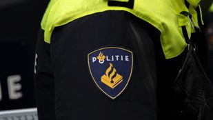 Close up van politielogo op mouw