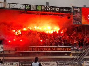 Supporters van RBC steken fakkels af.