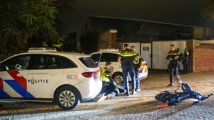 Moment nadat de verdachten tegen de politieauto aanbotsen (Foto: 112Markiezaten)