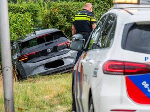 Auto belandt in sloot in Klein-Zundert