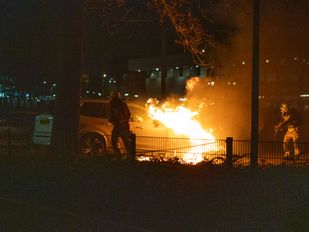 Auto staat in brand aan de Parallelweg in Bergen op Zoom