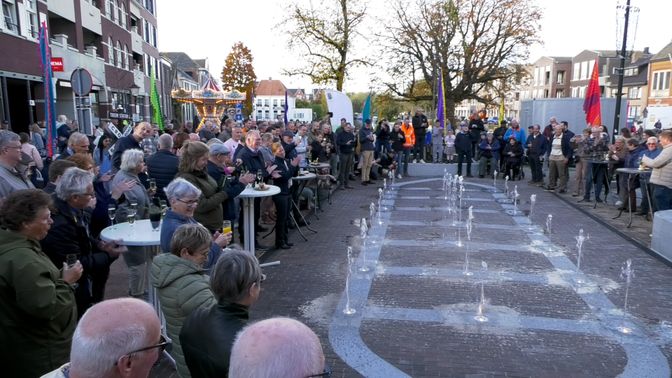 Met een druk op de knop, beginnen de nieuwe fonteintjes te spuiten. Het nieuwe centrum is woensdagmiddag geopend.