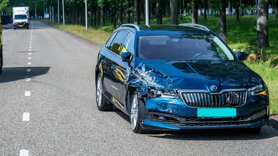 Bakwagen en auto botsen op Nijverheidsweg in Etten-Leur