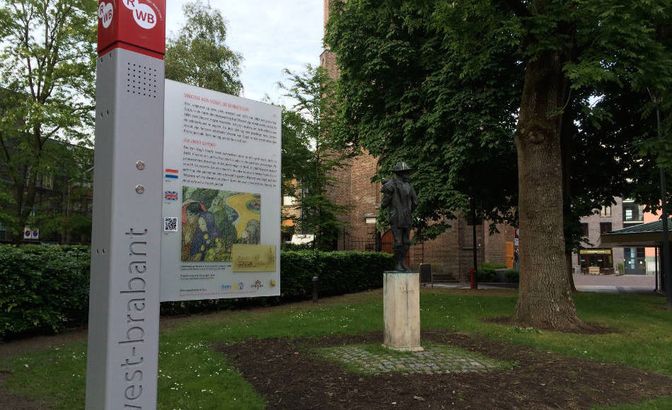 Wegwijzers, afbeeldingen én een beeldje van de kunstenaar bij de kerk van zijn vader tonen dat Etten-Leur trots is op mede-burger Vincent.