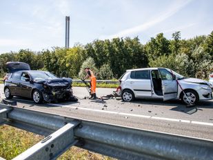 Gewonde bij kop-staartbotsing op A17 bij Roosendaal