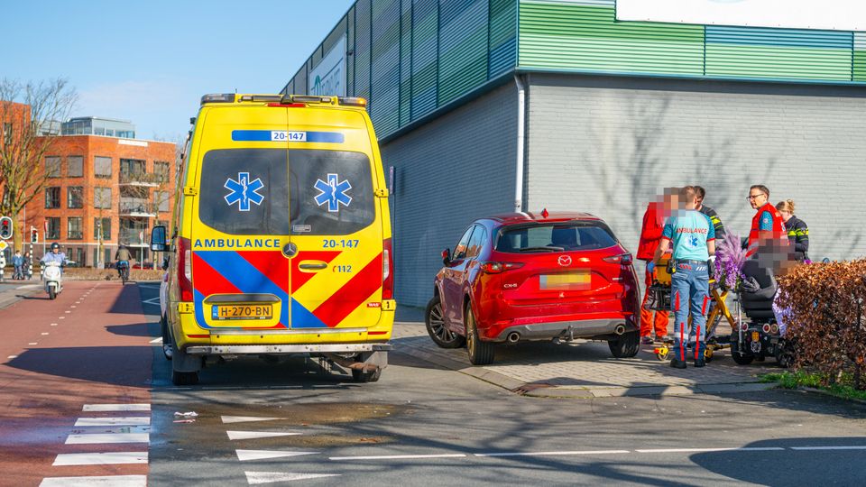Vrouw op scootmobiel aangereden bij winkelcentrum in Bergen op Zoom