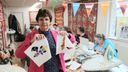 Vrijwilligers maken knuffeldekens voor kwetsbare kinderen tijdens NLdoet