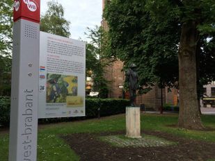 Wegwijzers, afbeeldingen én een beeldje van de kunstenaar bij de kerk van zijn vader tonen dat Etten-Leur trots is op mede-burger Vincent.